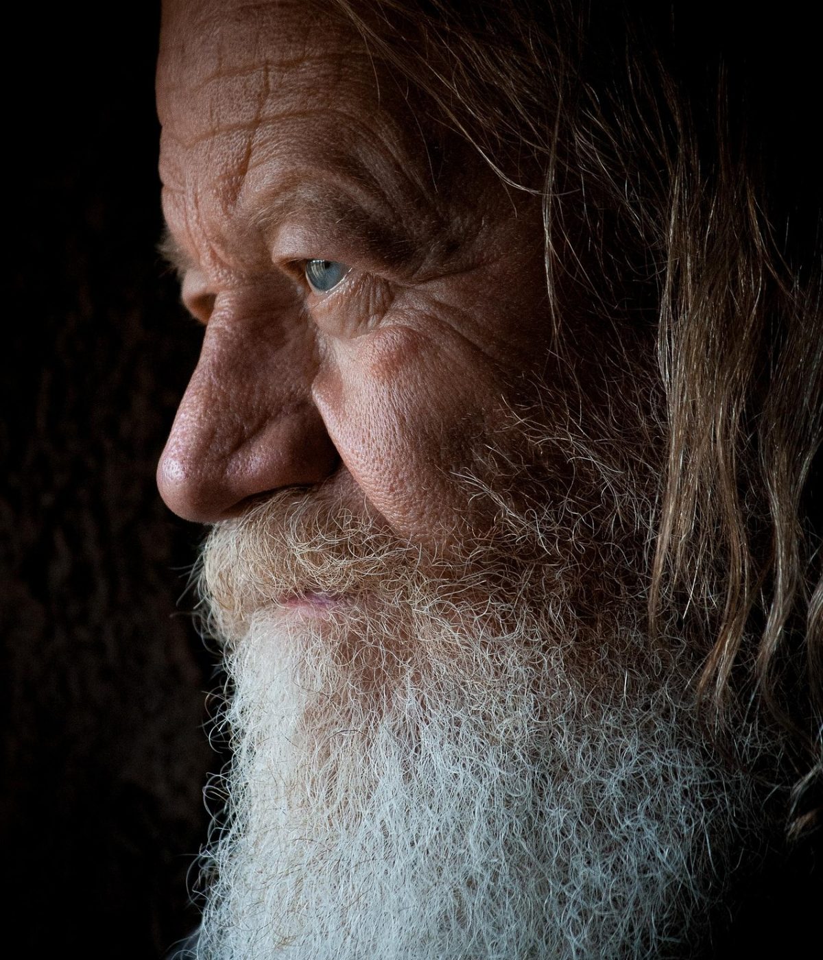 Älterer Mann, Porträt, Schwarzer Hintergrund